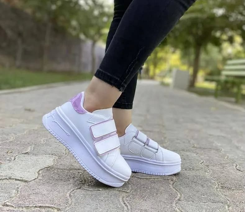 کتانی چسبی ساده زنانه سفید و یاسی، رنگ بنفش، بند چسبی، پاشنه بلند