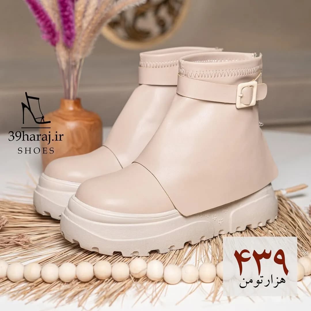 نیمبوت چرم زنانه، رنگ کرم، سگکدار لژدار