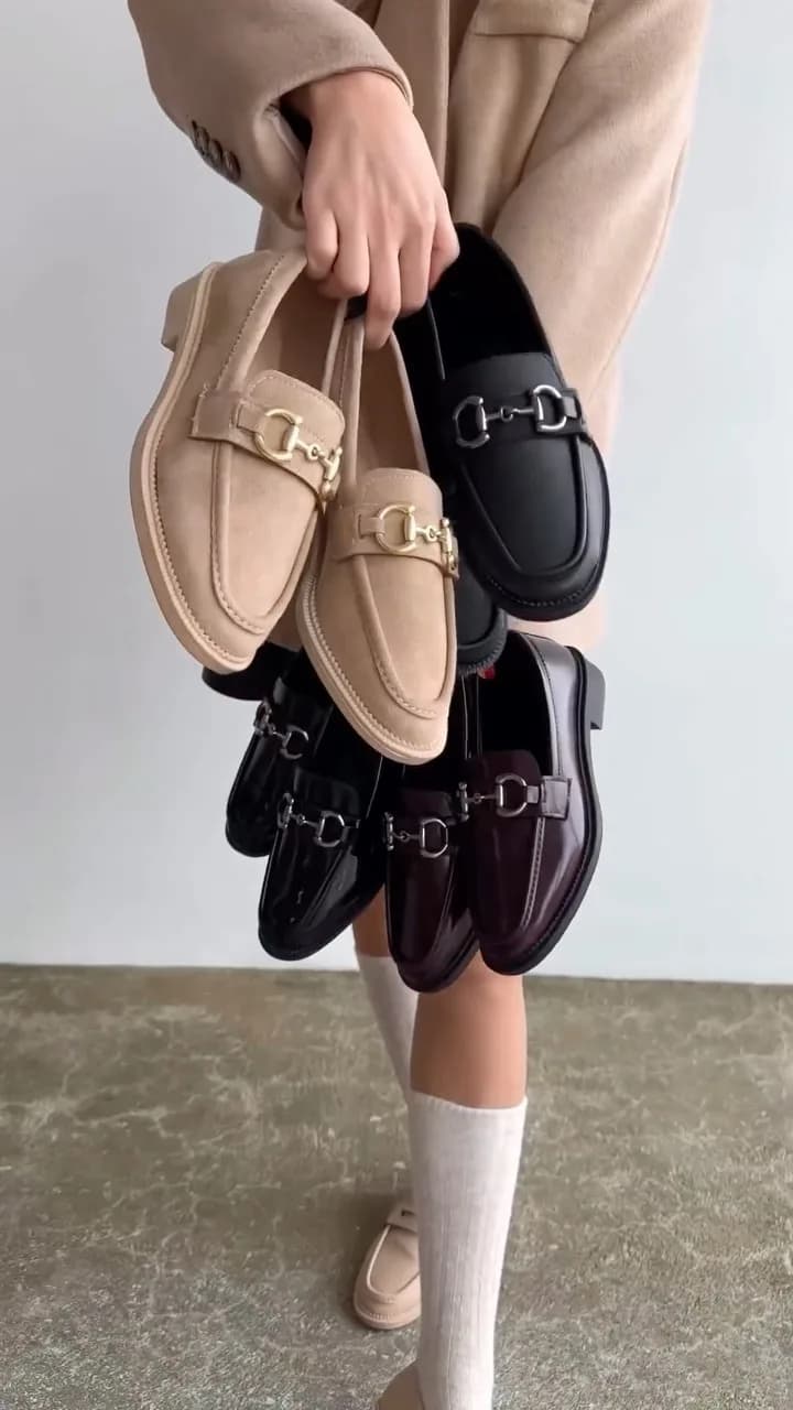 کفش لوفر، رنگ بژ، مشکی و قهوه‌ای، جنس چرم و جیر، تخت با سگک فلزی