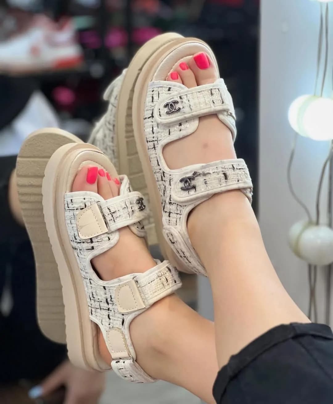 صندل زنانه، رنگ کرم و سفید، جنس پارچه و توئید، طرح چهارخانه، صندل لژدار چسبی