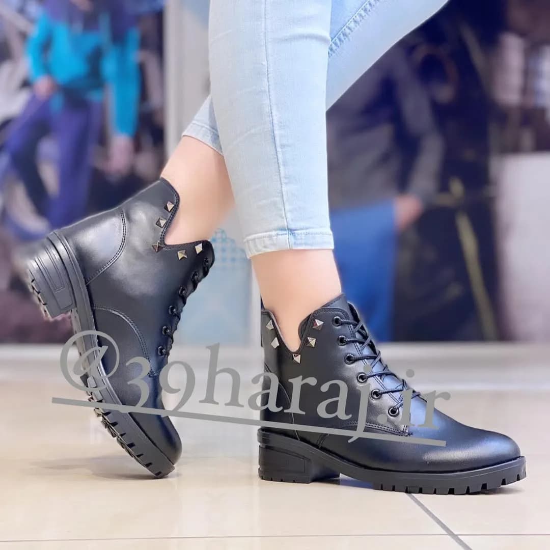 نیم‌بوت زنانه، رنگ مشکی، جنس چرم، ساق کوتاه، بنددار، میخ‌دار