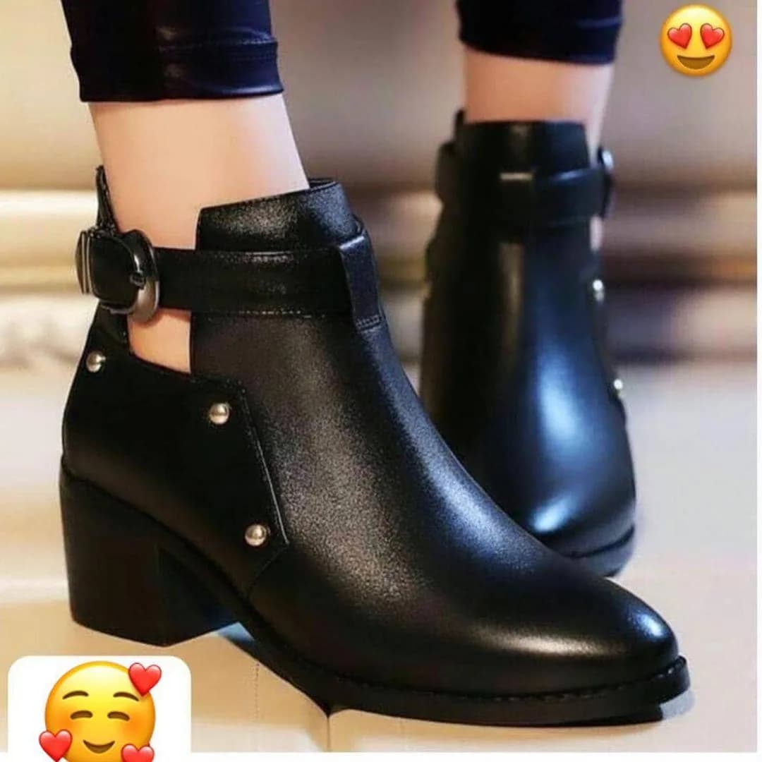 بوت زنانه، رنگ مشکی، جنس چرم، پاشنه متوسط، بنددار