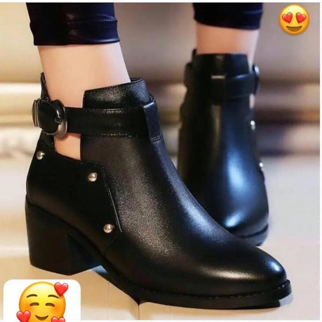 بوت زنانه، رنگ مشکی، جنس چرم، نیمبوت پاشنهدار سگکدار