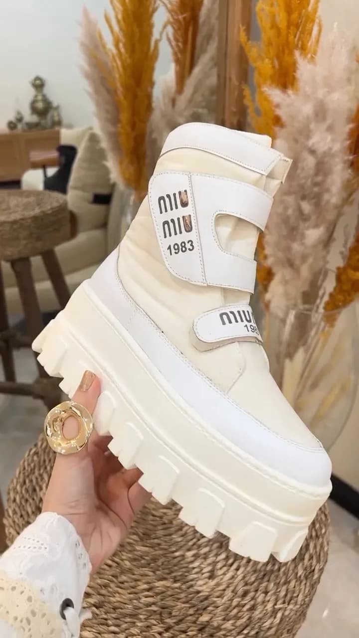 بوت، رنگ سفید، جنس چرم مصنوعی، بوت لژدار بنددار