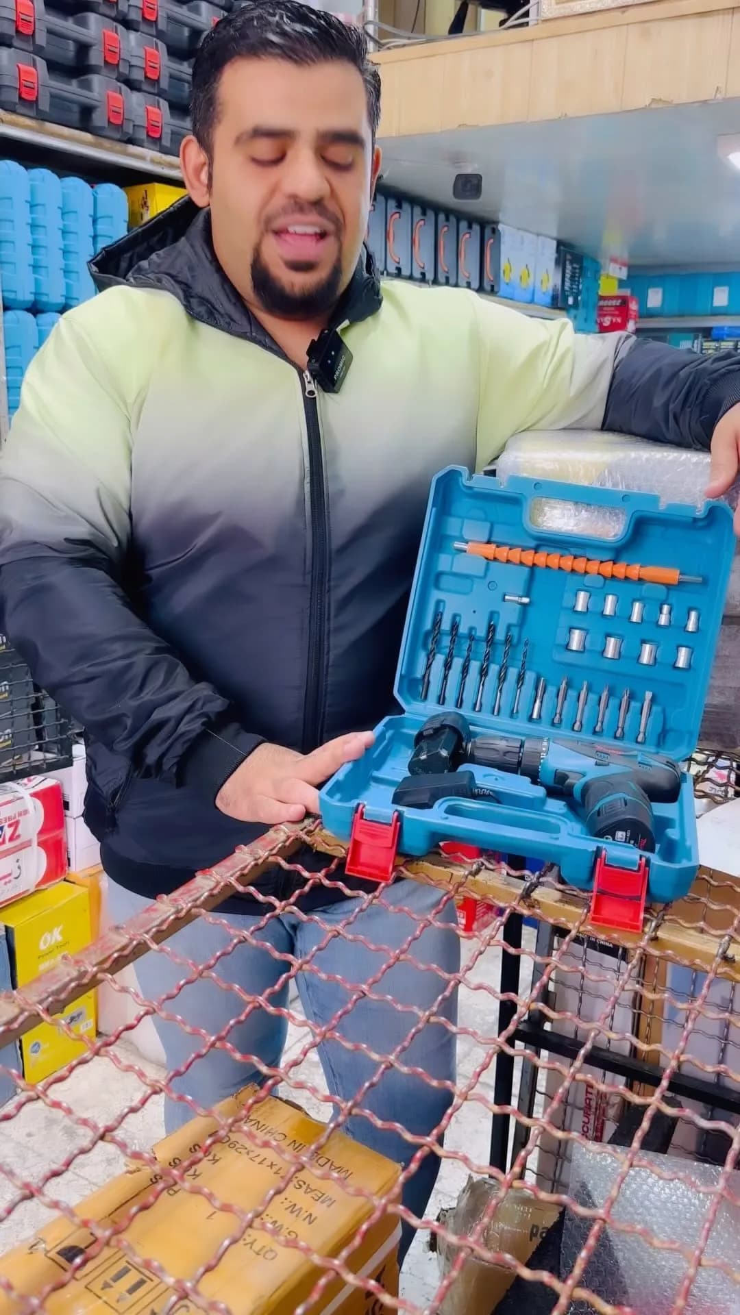 دریل شارژی ۱۲ ولت دو باتری، رنگ آبی و مشکی، جنس پلاستیک و فلز، همراه با کیف و مته
