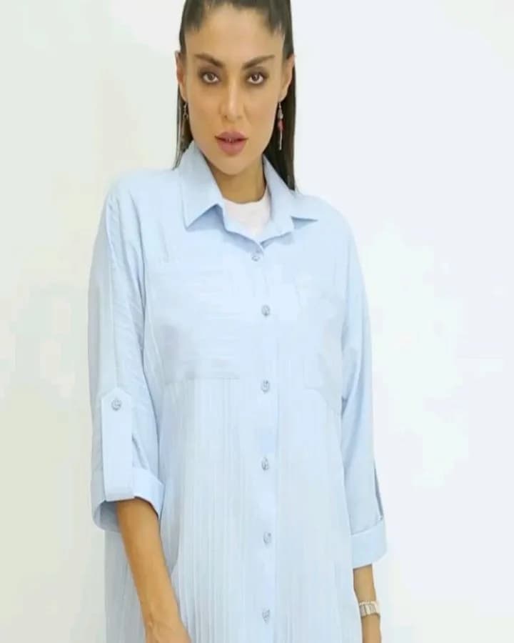 شومیز زنانه مدل چوبی بارکدی، رنگ آبی روشن، بلند تا باسن، یقه برگردان، آستین بلند