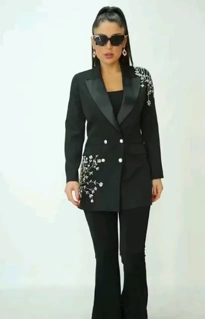 کت زنانه مدل گندم، رنگ مشکی و نقره‌ای، طرح گلدوزی، کت دو ردیف دکمه، یقه شال
