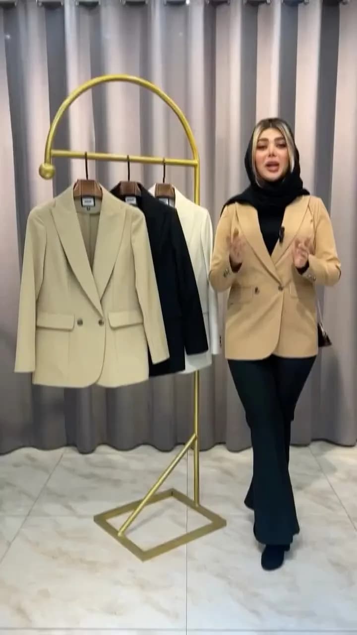 کت تک دلین، رنگ قهوه‌ای روشن، مشکی و کرم، دو دکمه، یقه انگلیسی، آستین بلند، جذب