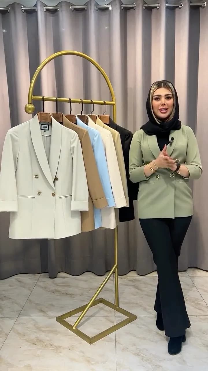 کت تک آناهید، رنگ سبز زیتونی، کرم، آبی روشن و مشکی، دو دکمه، یقه انگلیسی، آستین بلند، جذب