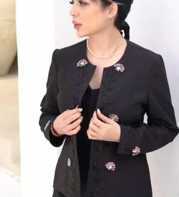 کت و شلوار مجلسی زنانه، رنگ مشکی، نقره‌ای و صورتی، طرح سنگ‌دوزی، کوتاه، یقه گرد، آستین بلند، جذب