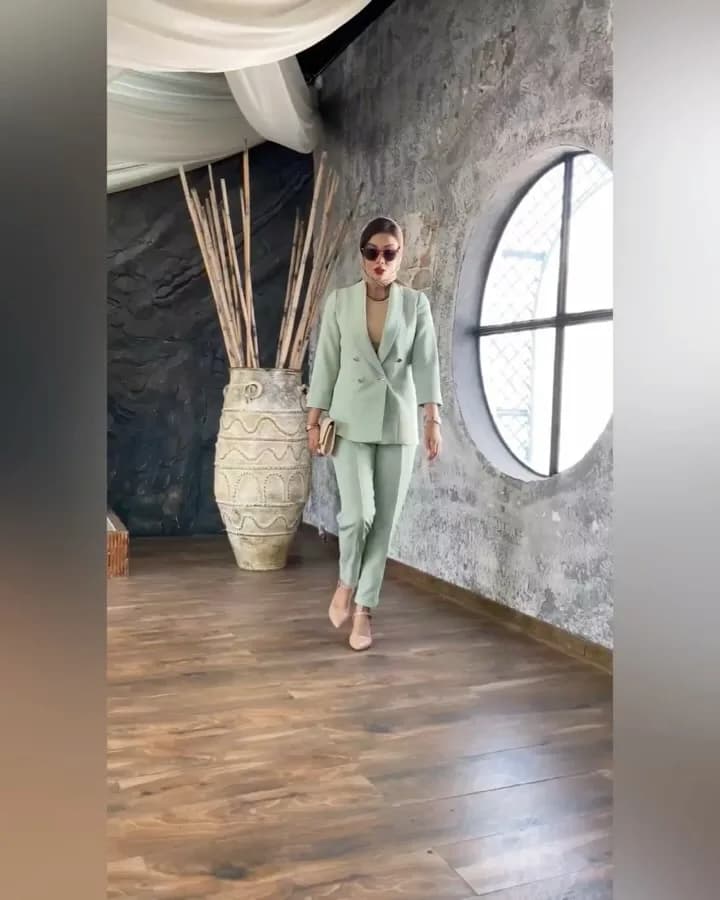 ست کت و شلوار کلاسیک، رنگ سبز نعنایی، کت دو دکمه، شلوار جذب