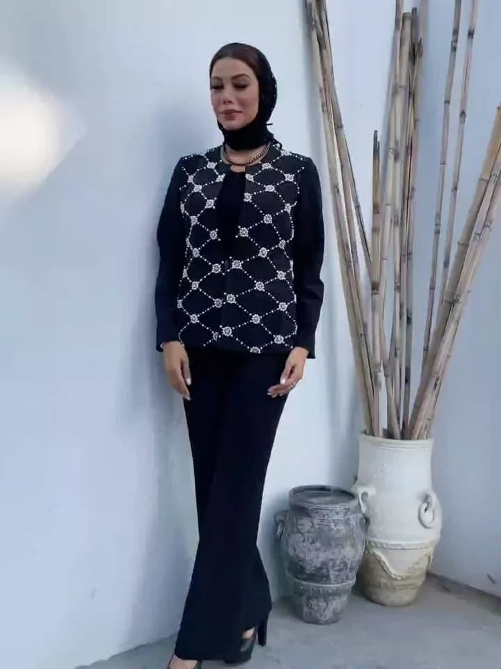 ست کت و شلوار مرواریددوزی، رنگ مشکی و سفید، طرح هندسی و گلدوزی، کت کوتاه، شلوار دمپا گشاد