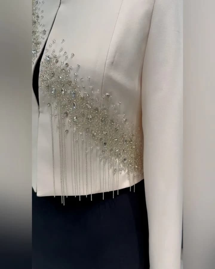 ست کت کراپ و شلوار مجلسی، رنگ سفید، طرح گلدوزی، کوتاه