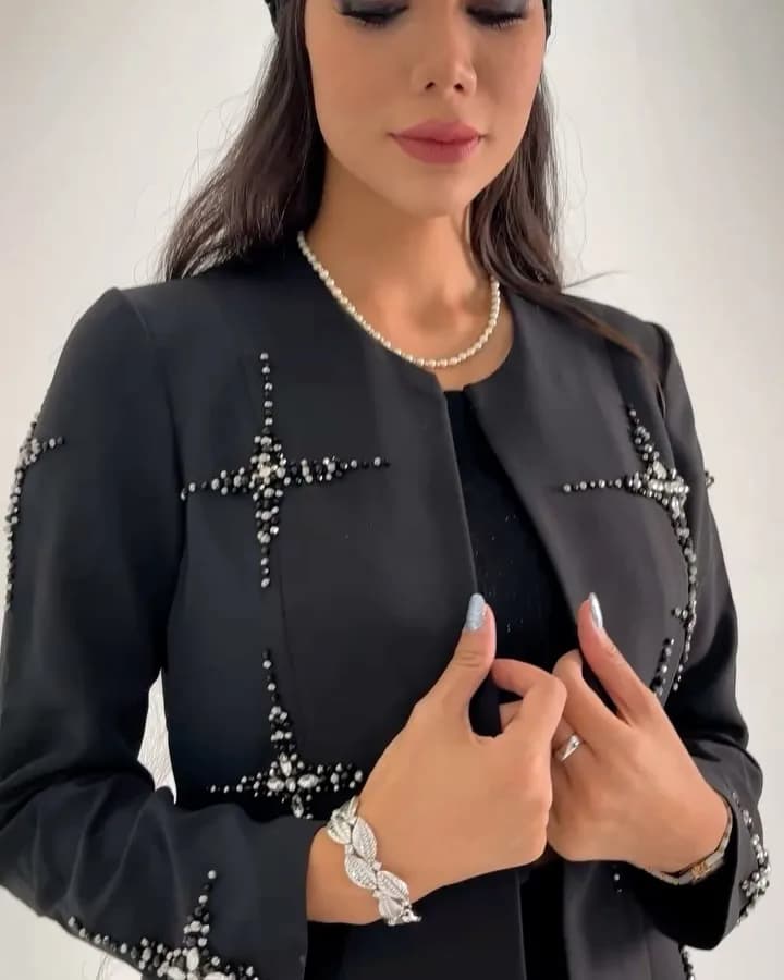 کت و شلوار مجلسی زنانه، رنگ مشکی، جنس کرپ، طرح سنگ‌دوزی، یقه گرد، آستین‌بلند