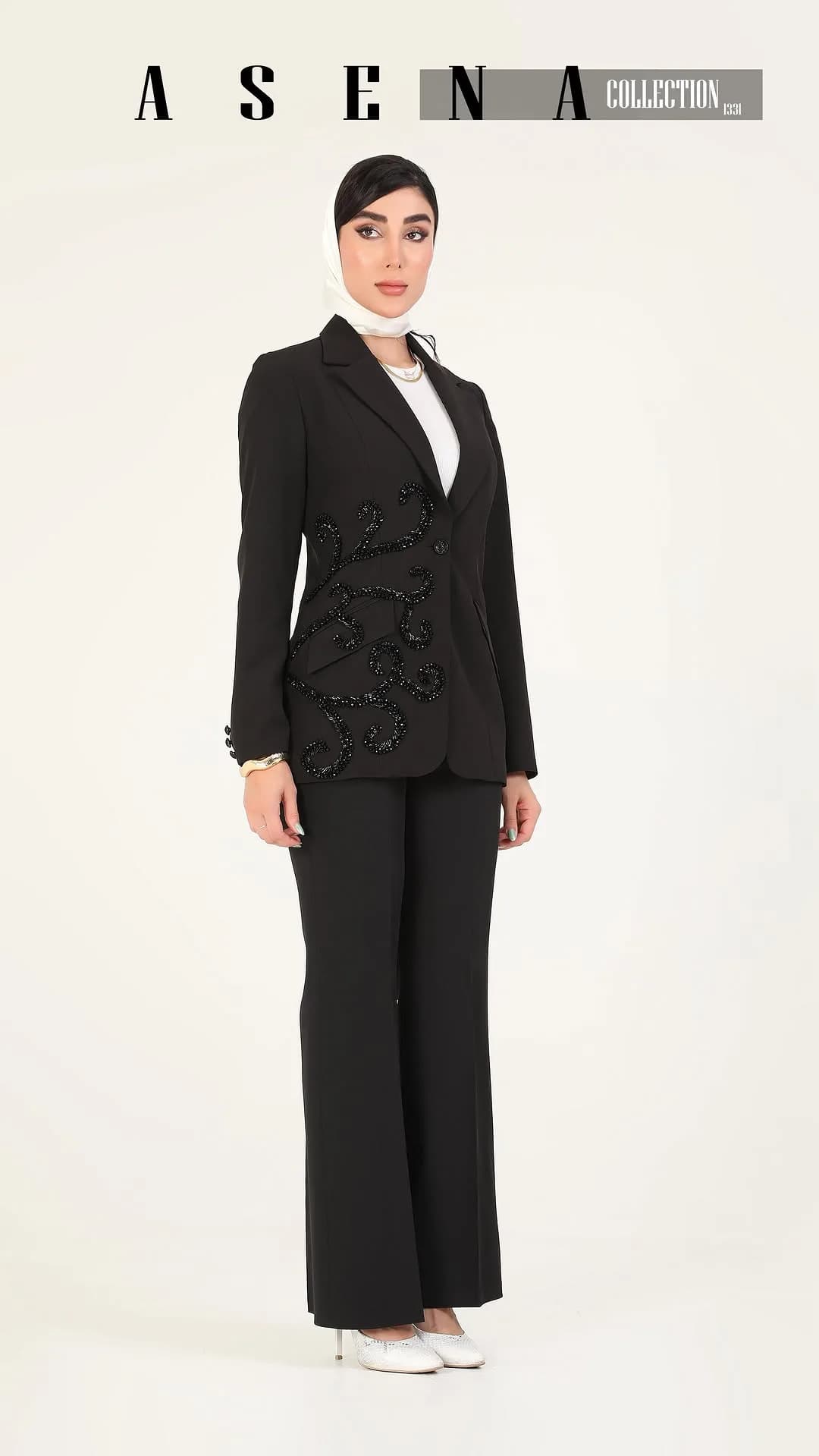 کت و شلوار مجلسی زنانه، رنگ مشکی، طرح سنگ‌دوزی، کت کمردار، شلوار دمپا گشاد
