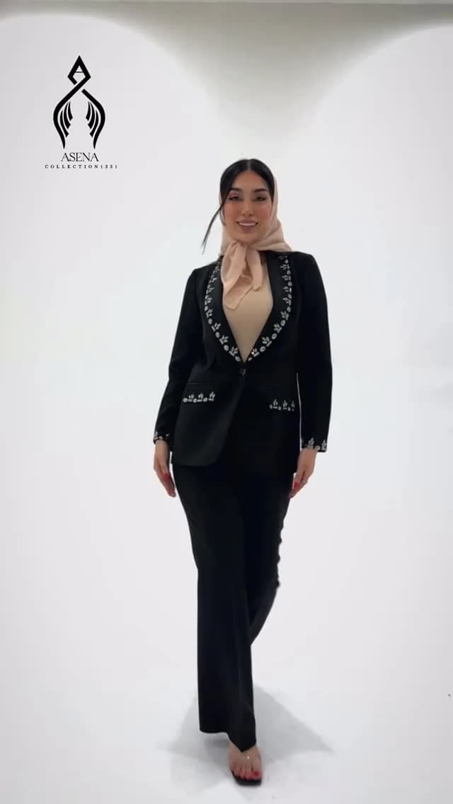 کت و شلوار مجلسی زنانه، رنگ مشکی، طرح سنگ‌دوزی، کت کوتاه آستین‌بلند و شلوار راسته