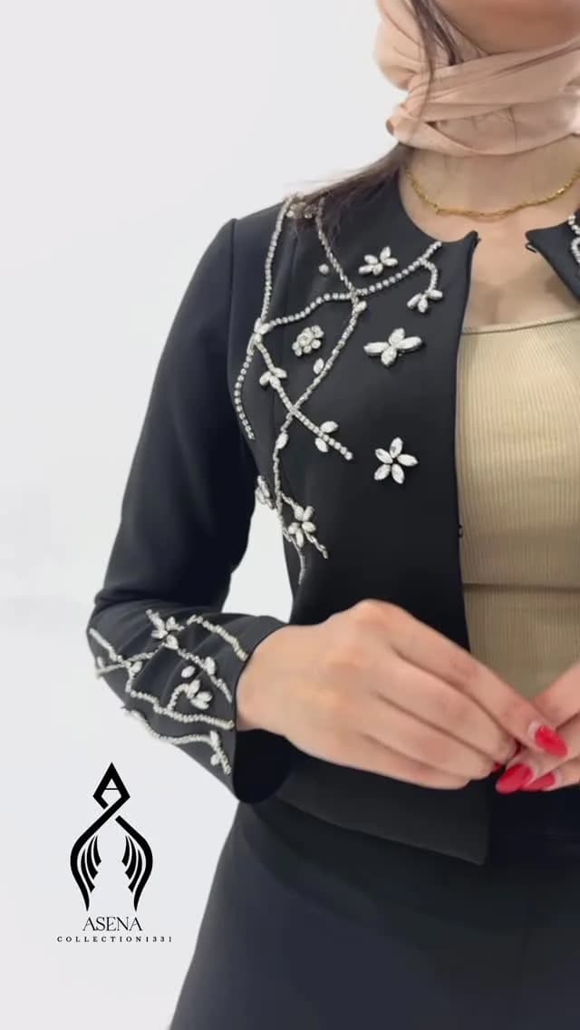 کت و شلوار مجلسی زنانه، رنگ سیاه، نقره‌ای و کرم، طرح سنگ‌دوزی، کوتاه، یقه گرد، آستین بلند، جذب