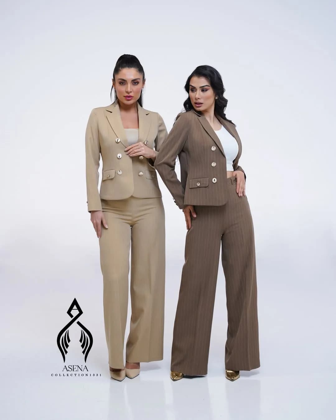 کت و شلوار مجلسی زنانه، رنگ کرم و قهوه‌ای، طرح راه‌راه، کت دو دکمه، آستین بلند، شلوار دمپا گشاد