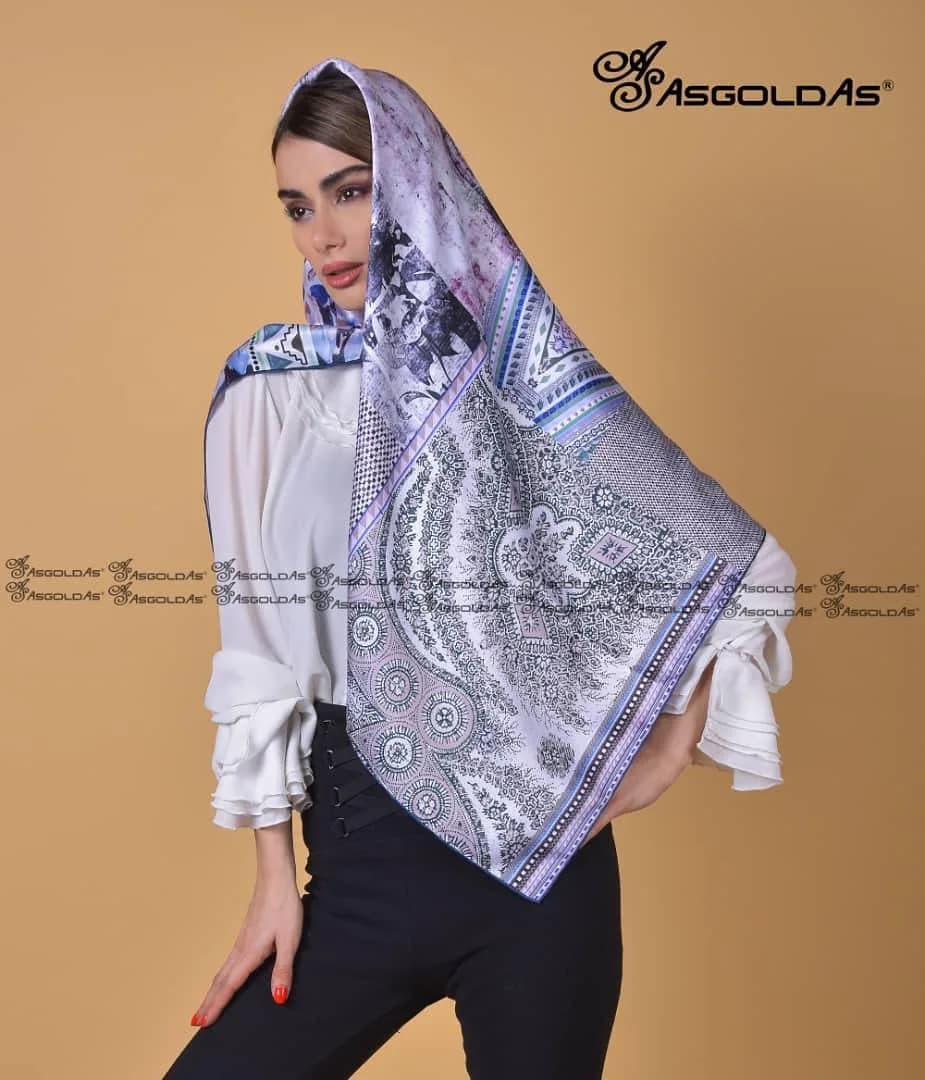 روسری ابریشم دیجیتال قواره ۱۱۰، رنگ بنفش، سفید و آبی، مربع
