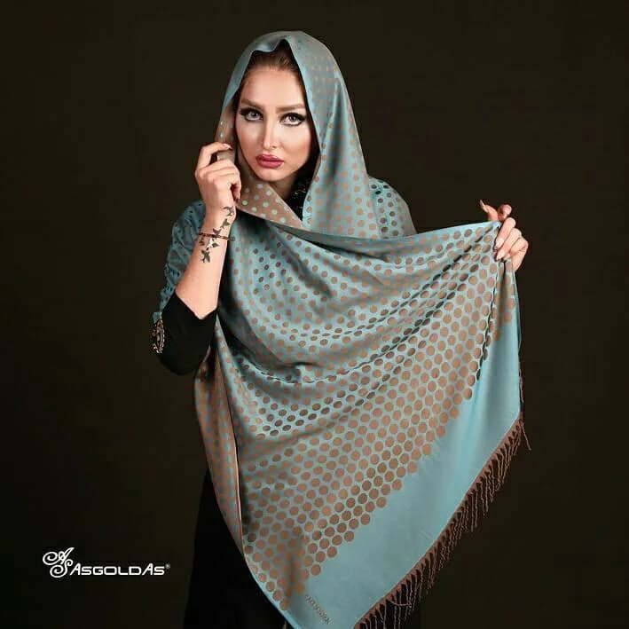 شال، رنگ آبی روشن و قهوه‌ای، طرح خال‌دار، مستطیلی با ریشه