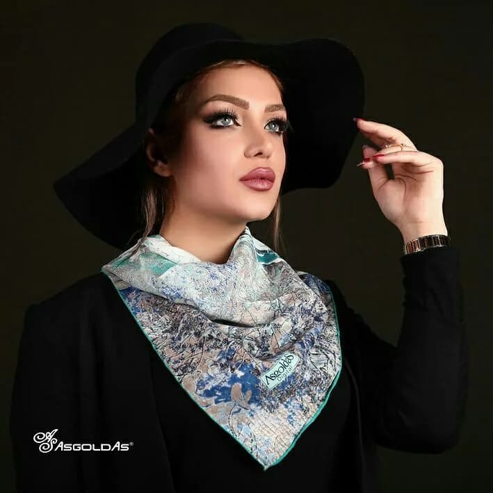 روسری حریر دستدوز قواره ۹۰، رنگ سفید، آبی و قهوهای، جنس ساتن، مربع