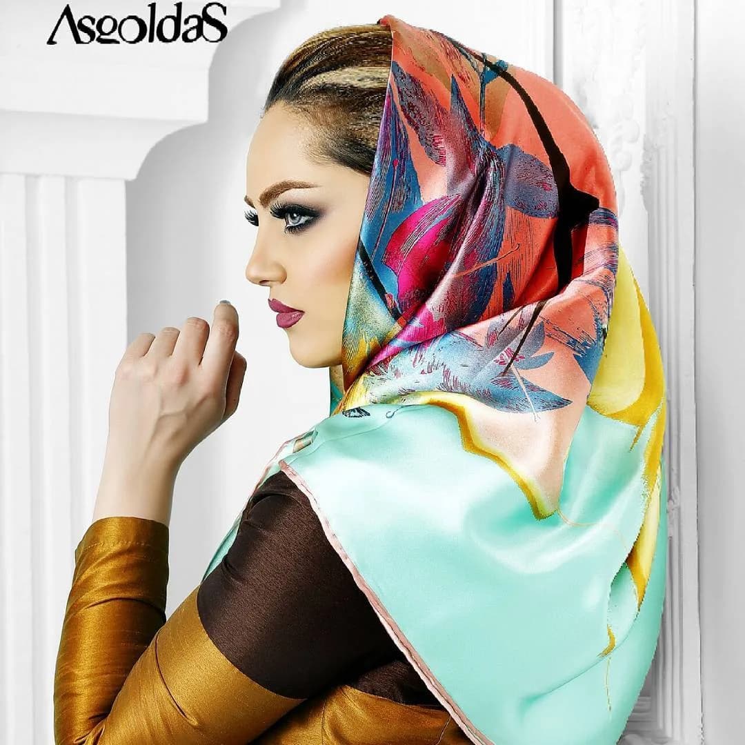 روسری، رنگ آبی روشن، نارنجی و زرد، جنس ساتن، مربع