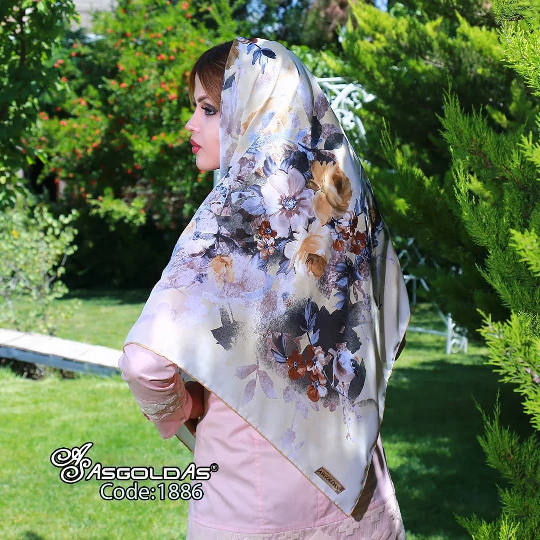 روسری حریر دور دستدوز قواره بزرگ، رنگ سفید، آبی و قهوهای، طرح گلدار، مربع