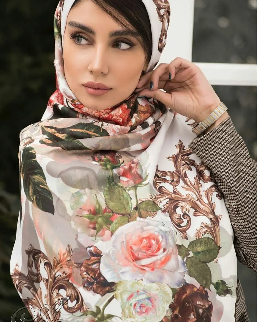روسری زنانه، رنگ سفید، صورتی، سبز و قهوهای، طرح گلدار، مربع، بزرگ