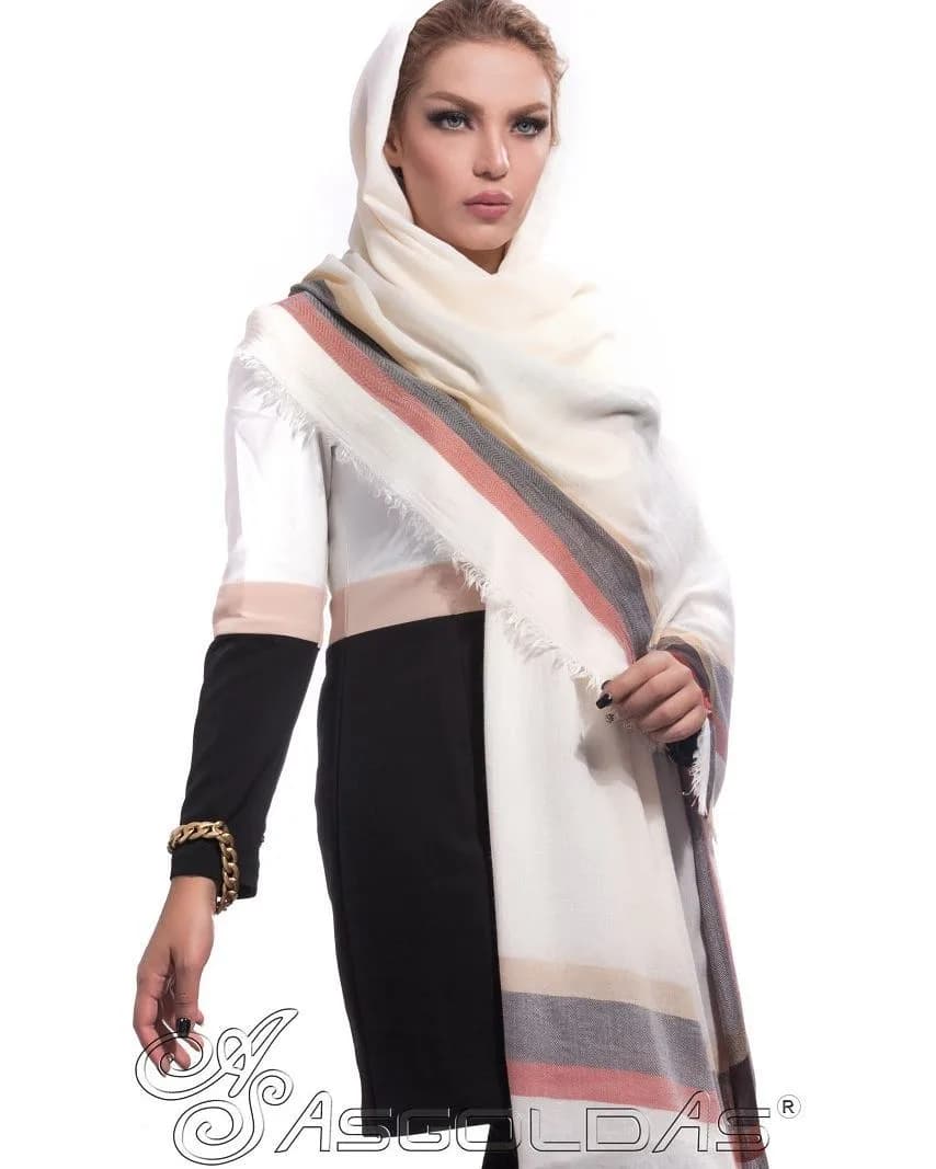 شال نخی ریشه سوزنی، رنگ کرم، خاکستری و صورتی، طرح راه‌راه، مستطیلی، ریش‌دار