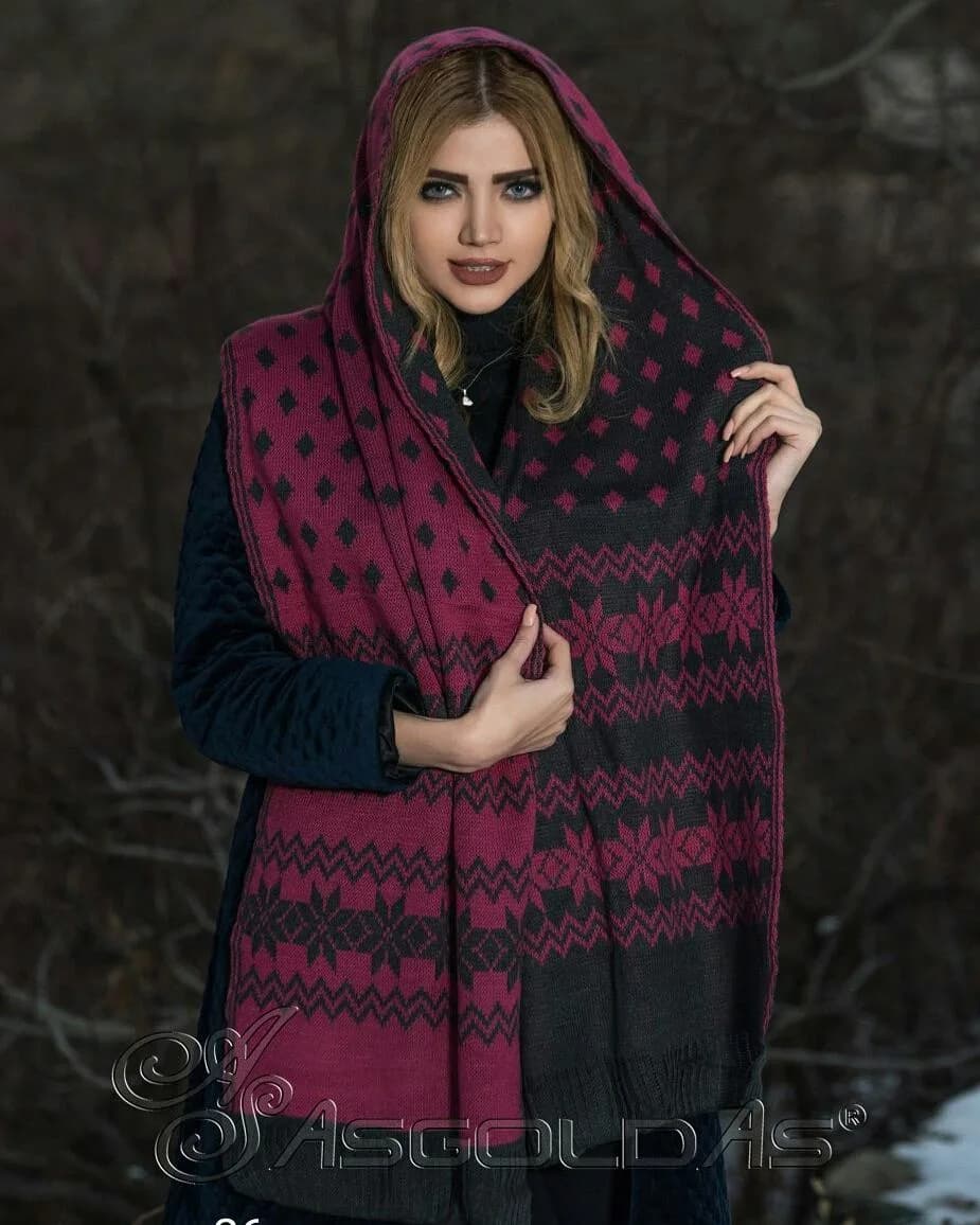 شال، رنگ سرخابی و مشکی، جنس بافتنی، طرح هندسی، مستطیلی بلند