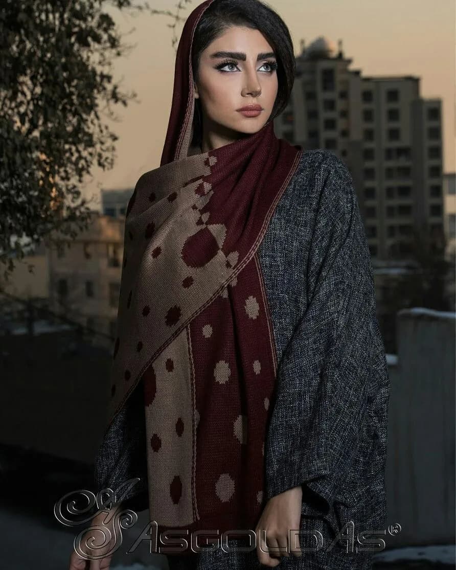 شال، رنگ سرخابی و کرم، جنس بافتنی، طرح خال‌دار، مستطیلی بلند