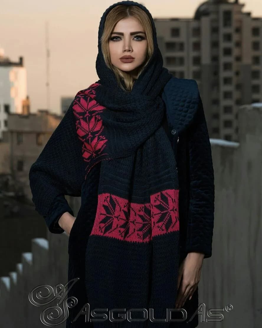 شال زنانه، رنگ سرمهای و قرمز، جنس بافتنی، طرح هندسی، مستطیلی