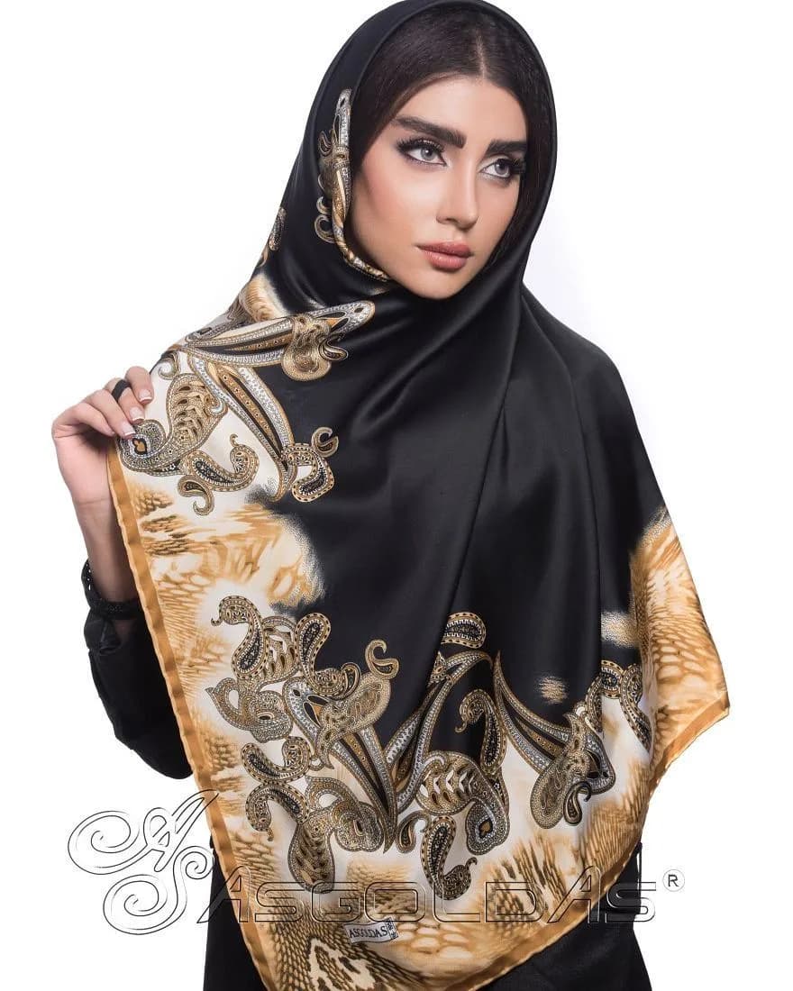 روسری، رنگ مشکی، طلایی و کرم، جنس ساتن، مربع