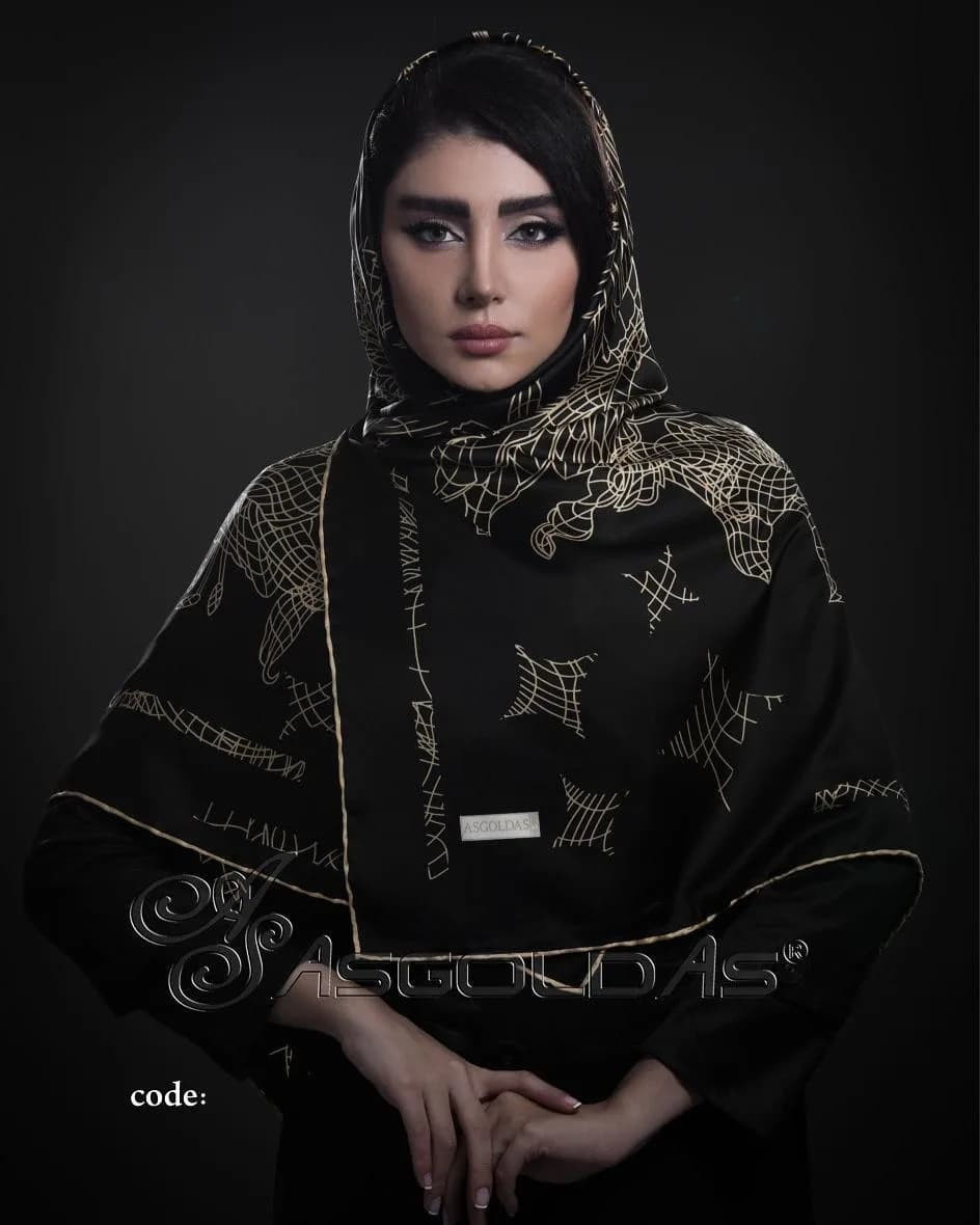 روسری، رنگ مشکی و طلایی، جنس ساتن، طرح هندسی، مربع