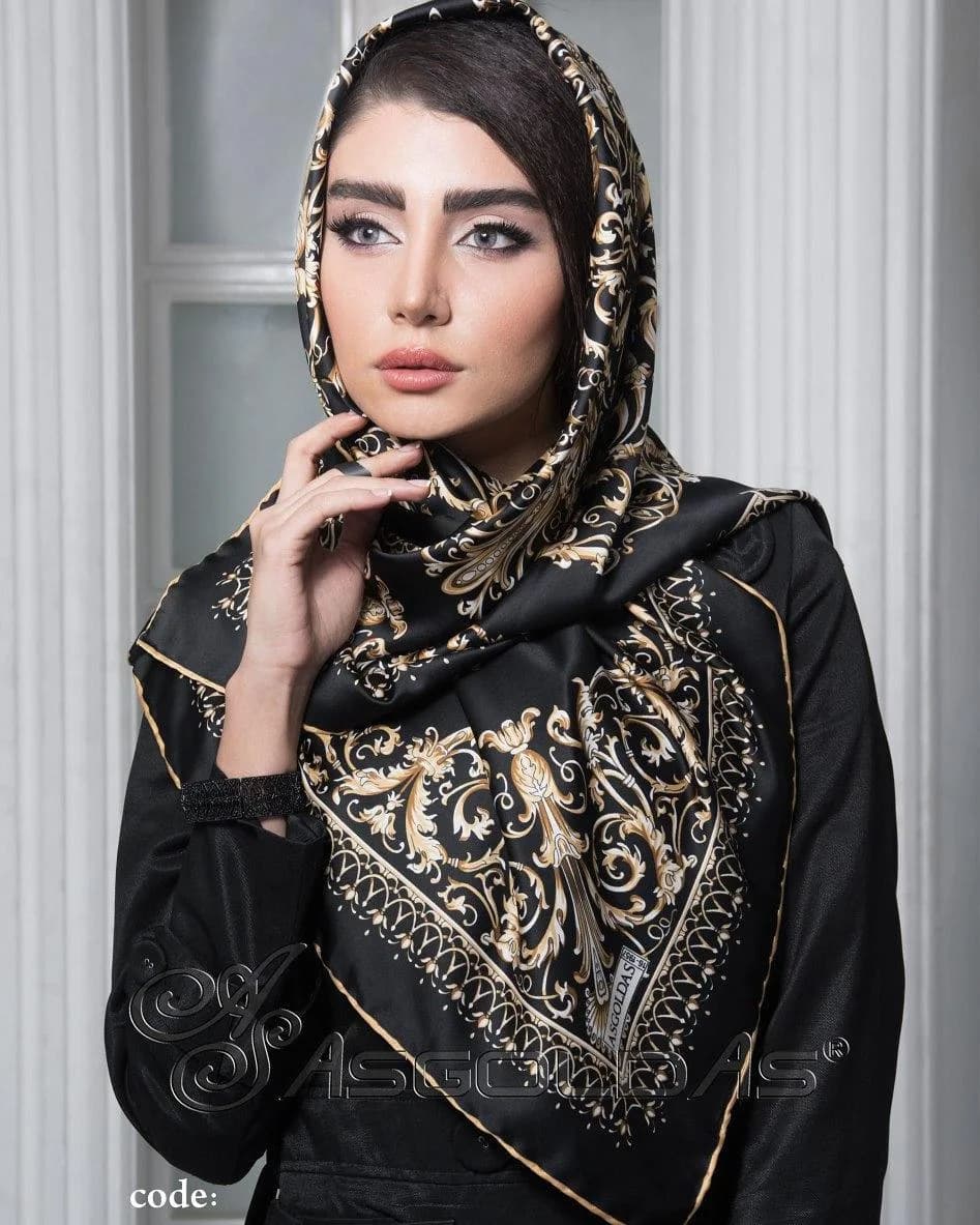 روسری، رنگ مشکی و طلایی، جنس ساتن، طرح هندسی، بزرگ قواره
