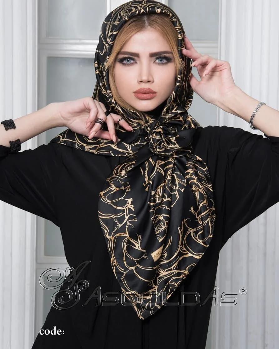 روسری، رنگ مشکی و طلایی، جنس ساتن، طرح گلدار، بزرگ قواره