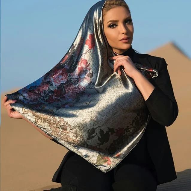 روسری ابریشم قواره ۹۰، رنگ نقرهای، قرمز و مشکی، جنس ساتن، طرح گلدار، مربع، بزرگ