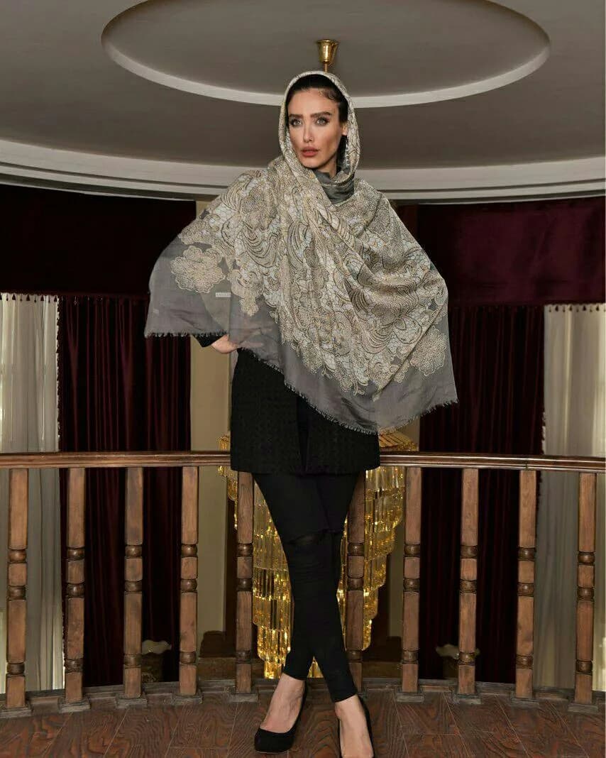شال، رنگ خاکستری و کرم، طرح گلدوزی، مستطیلی، بلند