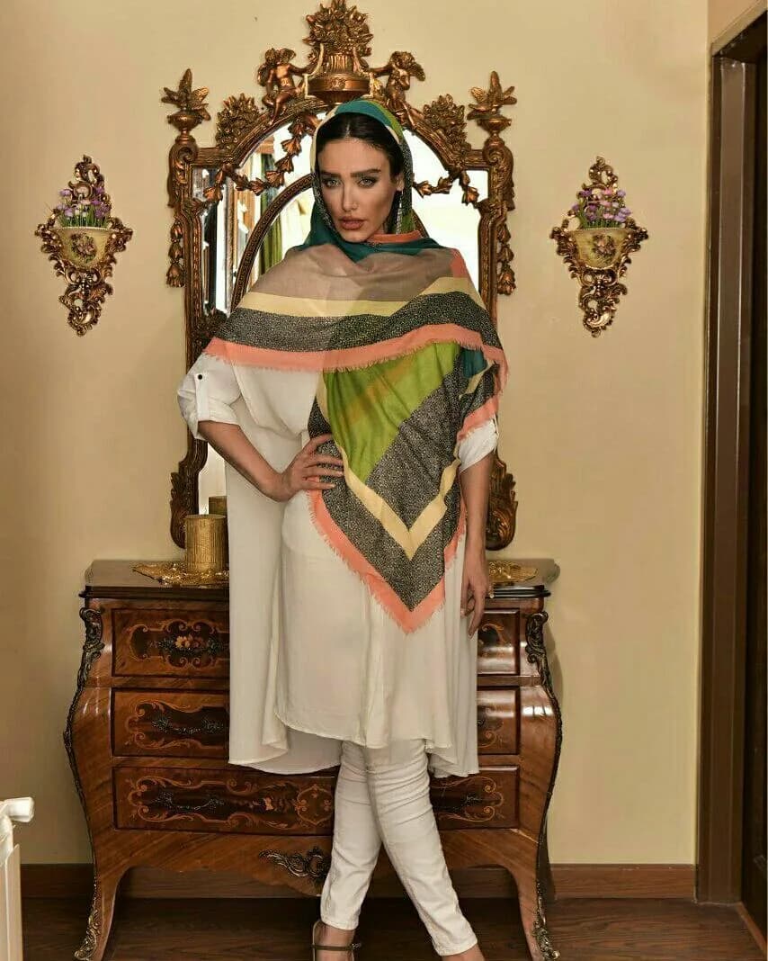 روسری، رنگ سبز، نارنجی، خاکستری و زرد، طرح هندسی، مربع، بزرگ