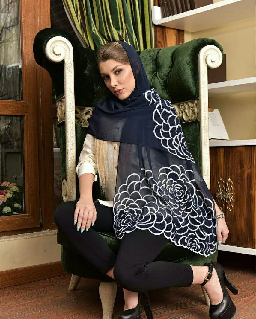 روسری، رنگ سرمهای و سفید، جنس حریر، طرح گلدوزی، مربع