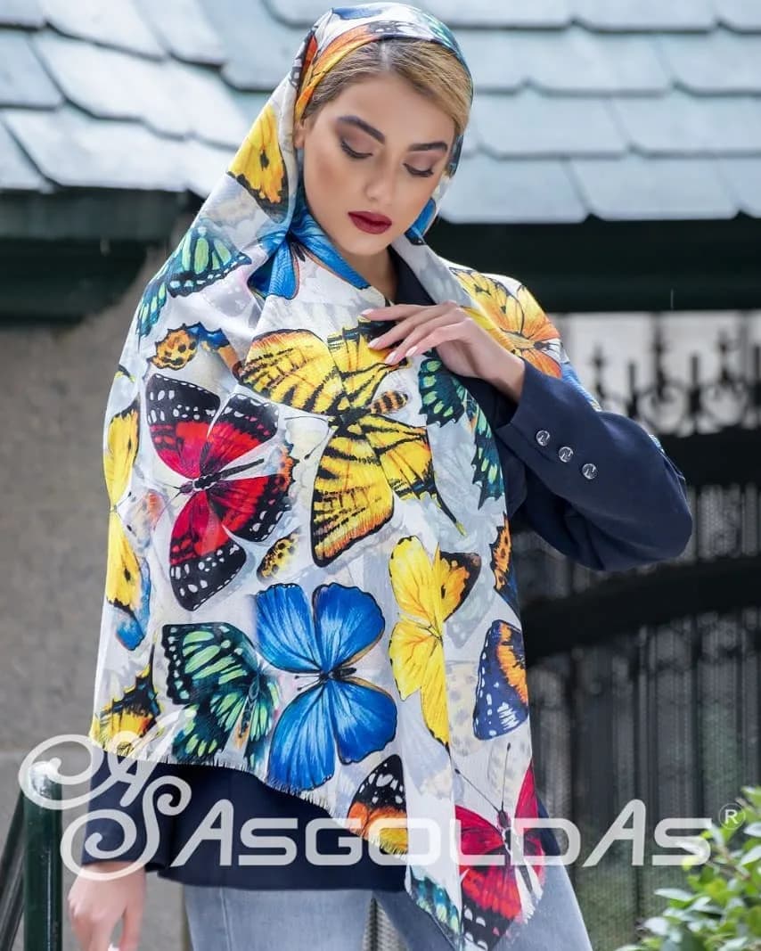 روسری نخی قواره ۱۴۰، رنگ سفید، زرد و آبی، مربع، بزرگ