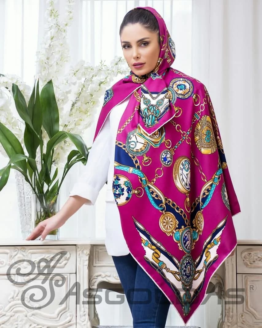 روسری ابریشم کج‌راه قواره ۱۴۰، رنگ ارغوانی، آبی و طلایی، مربع، بزرگ