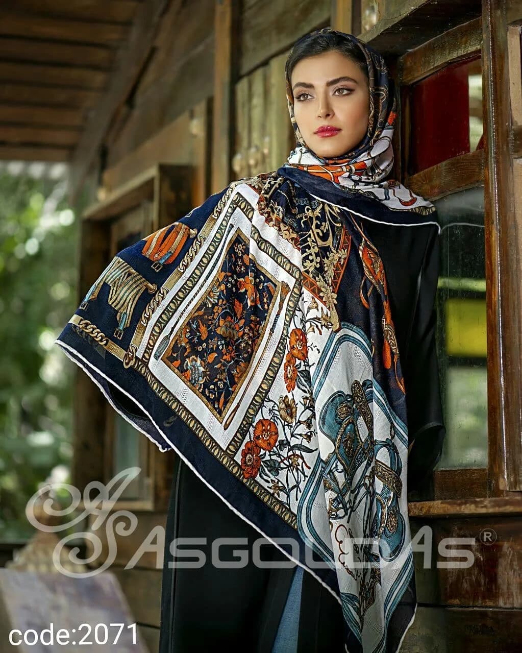 روسری نخی فانتزی ترک قواره ۱۴۰، رنگ سرمهای، سفید و نارنجی، مربع، بزرگ