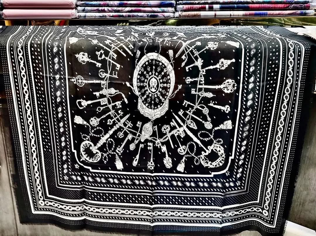 روسری سایز ۱۴۰، رنگ مشکی و سفید، مربعی