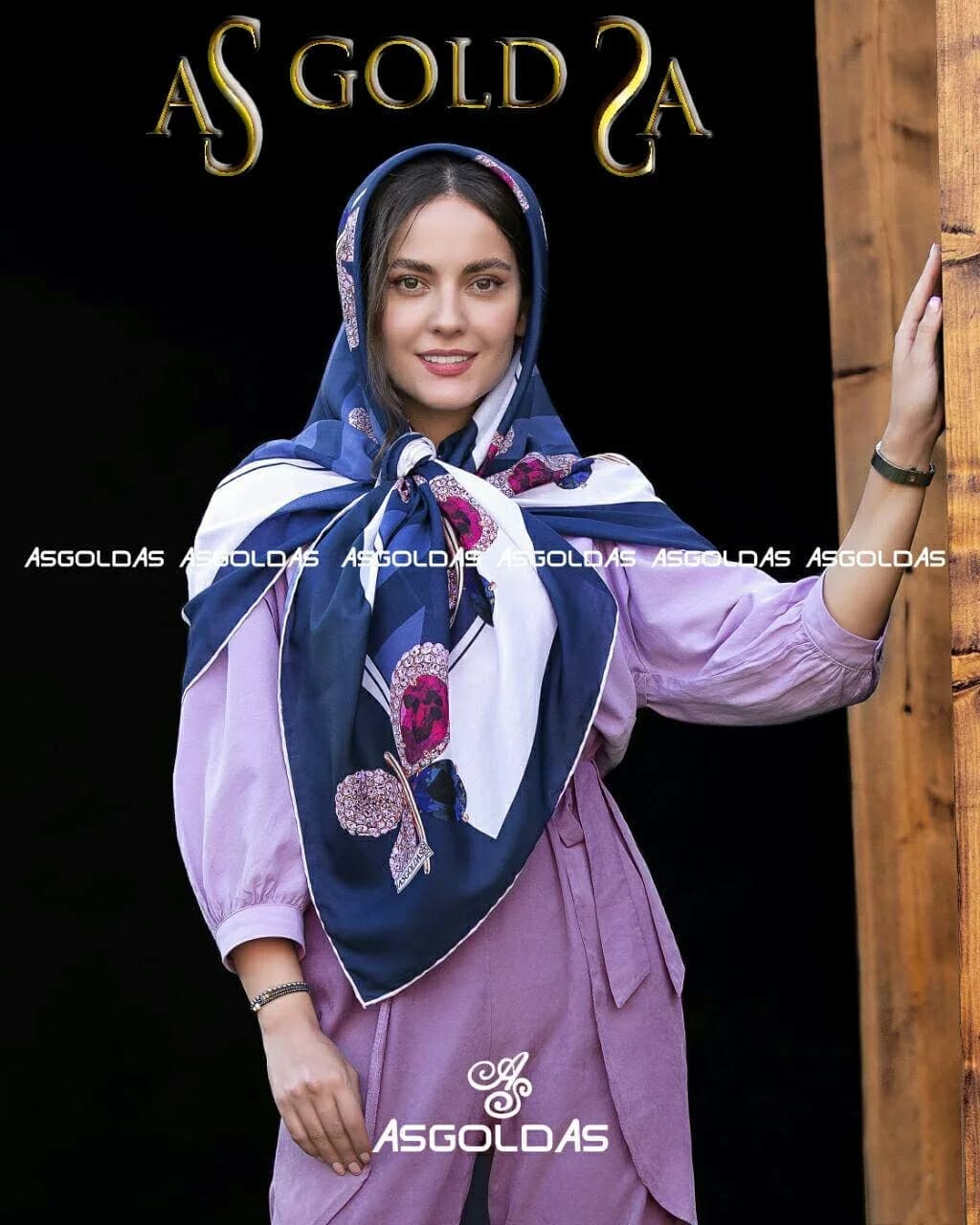 روسری نخی بهاره سایز ۱۲۰ — رنگ سرمهای — نمای رویتن — طرح جواهر