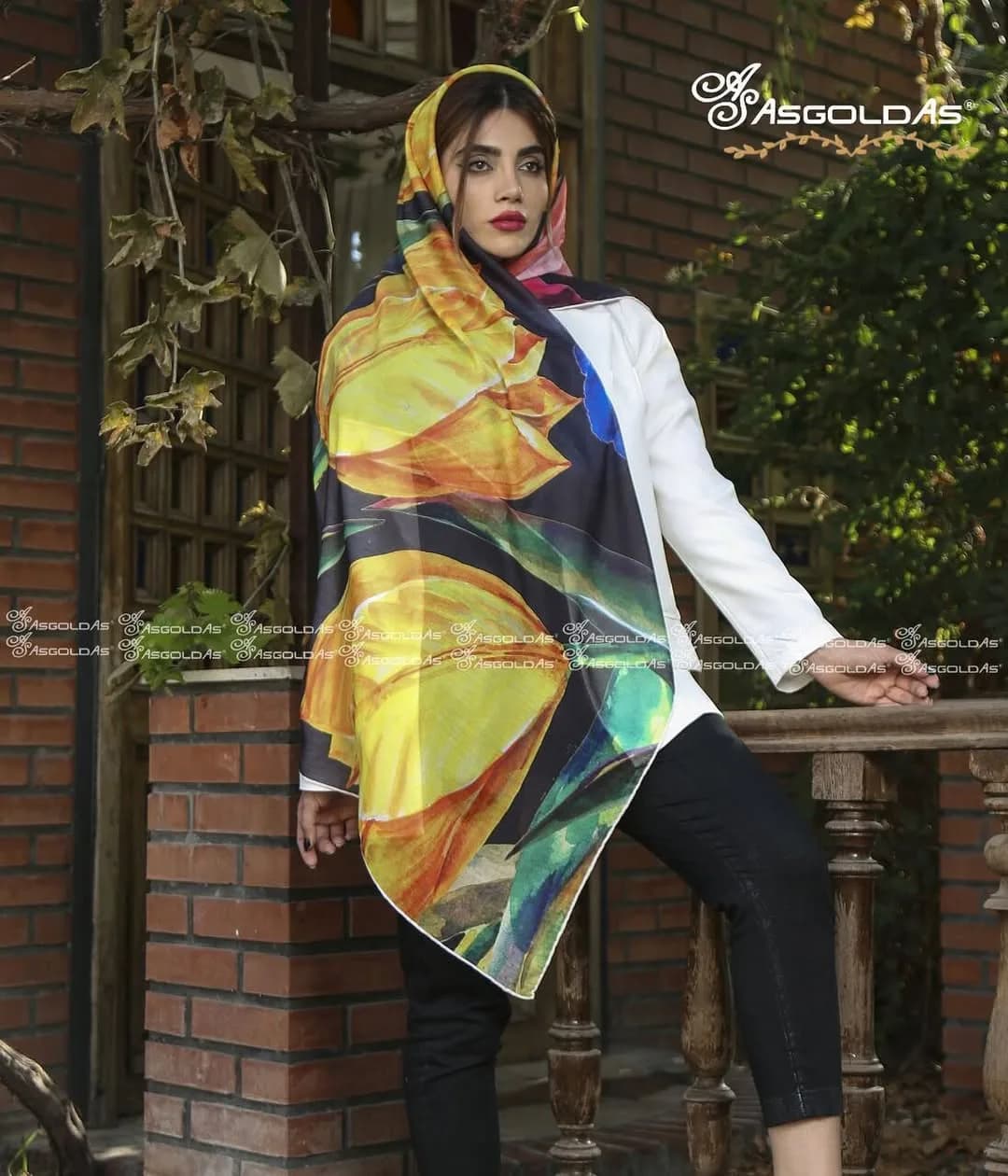 روسری نخی بهاره سایز ۱۴۰ آسگلداس، رنگ زرد، مشکی و سبز، جنس ساتن، طرح گلدار، مربع