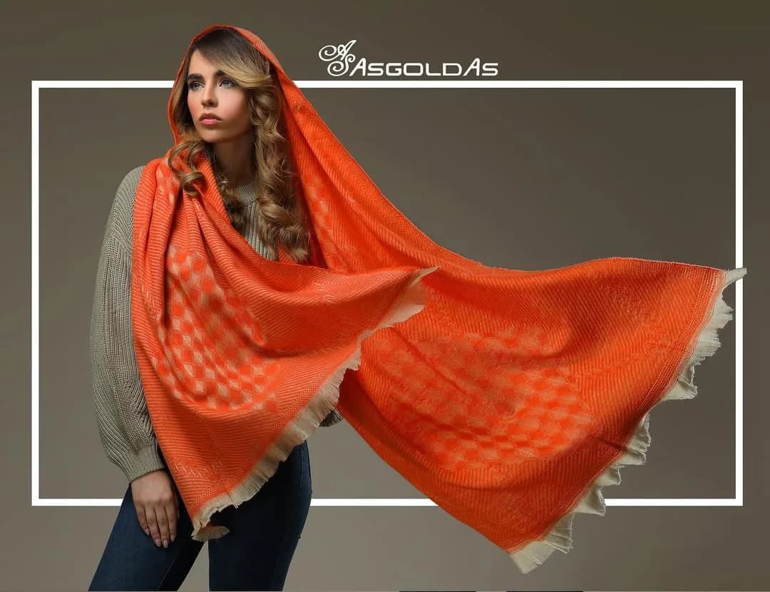 شال زنانه، رنگ نارنجی و کرم، طرح هندسی، مستطیلی بلند، ریشدار