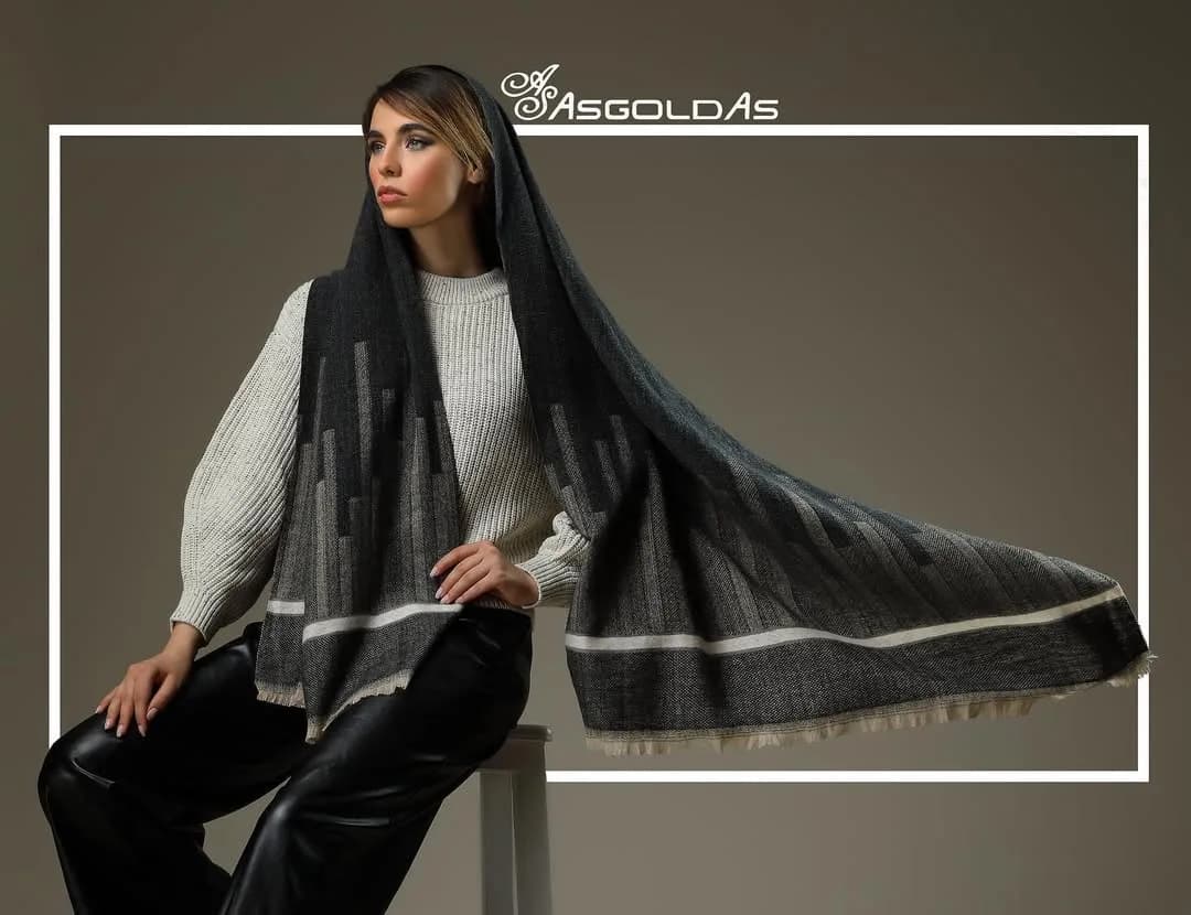 شال کد ۱۰۰۲۵، رنگ خاکستری و مشکی، طرح هندسی، مستطیل بزرگ، ریشدار