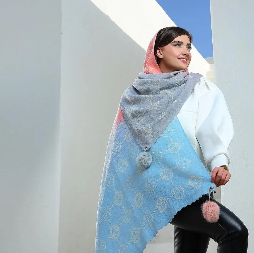 شال زنانه، رنگ طوسی، آبی و صورتی، جنس بافتنی، منگولهدار، بزرگ