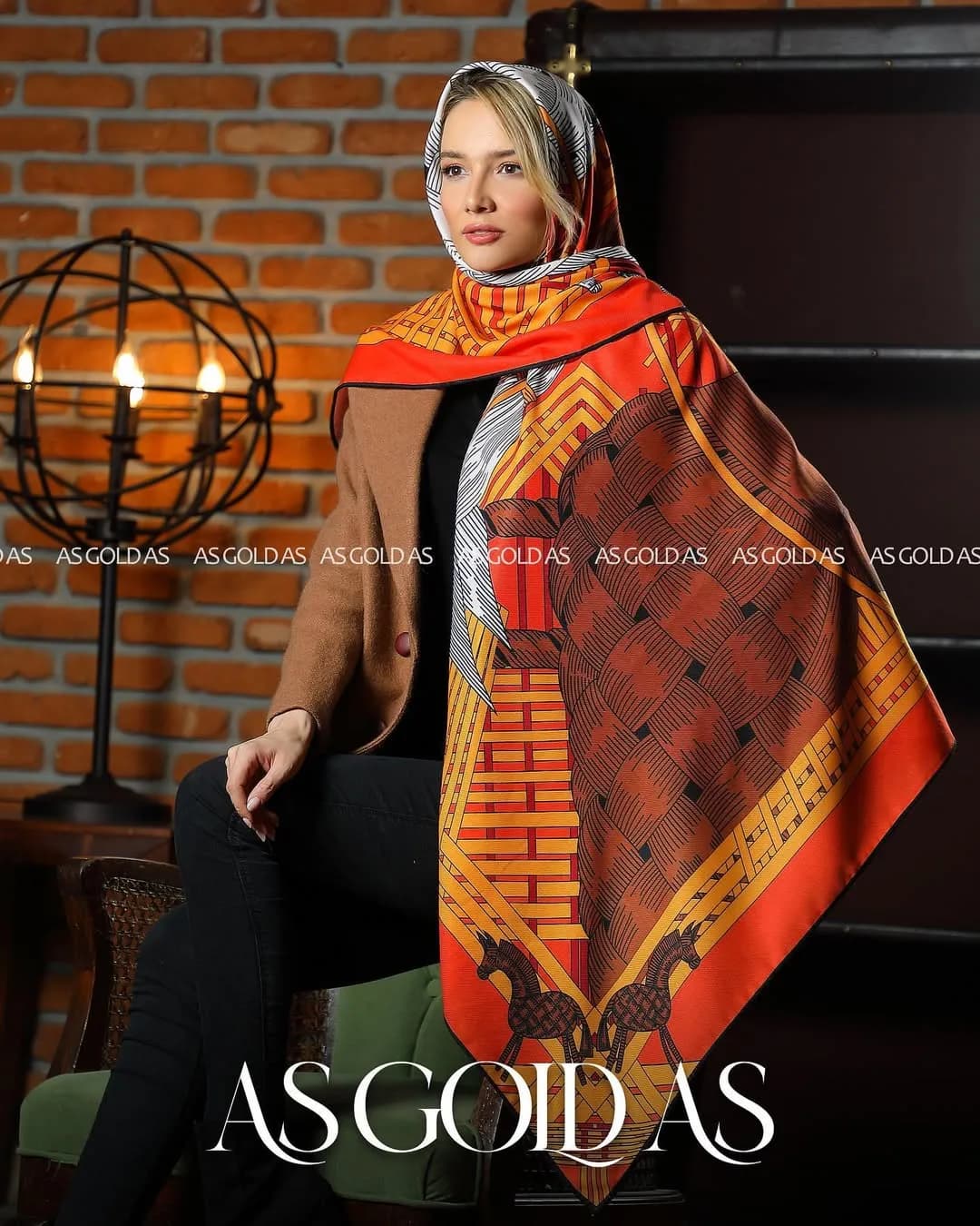 روسری کد ۳۰۰۶ سایز ۱۴۰ اسگلداس، رنگ نارنجی، قهوهای و زرد، مربع، بزرگ